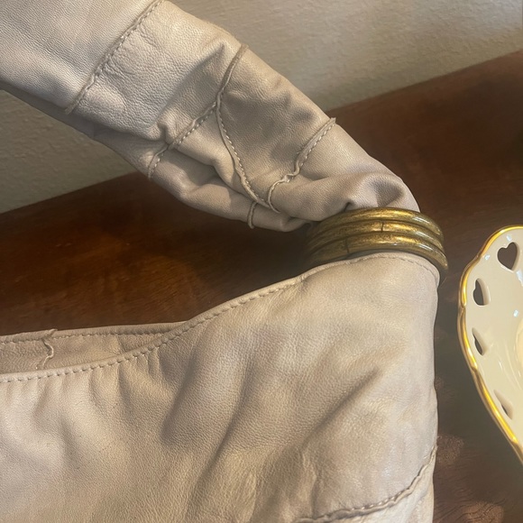 The softest gray leather De.De bag. - Picture 5 of 16